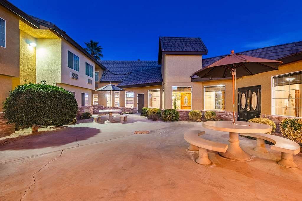 Comfort Inn and Suites Mojave exterior courtyard at dusk