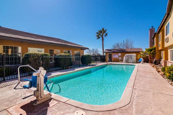 Comfort Inn & Suites Mojave swimming pool